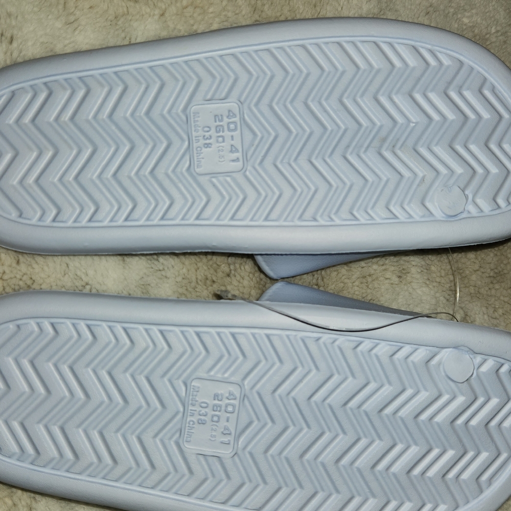 FINAL PRICE!! NWOT !! HOUSE SHOES !! 🌞 FINAL OFFER - Picture 2 of 6